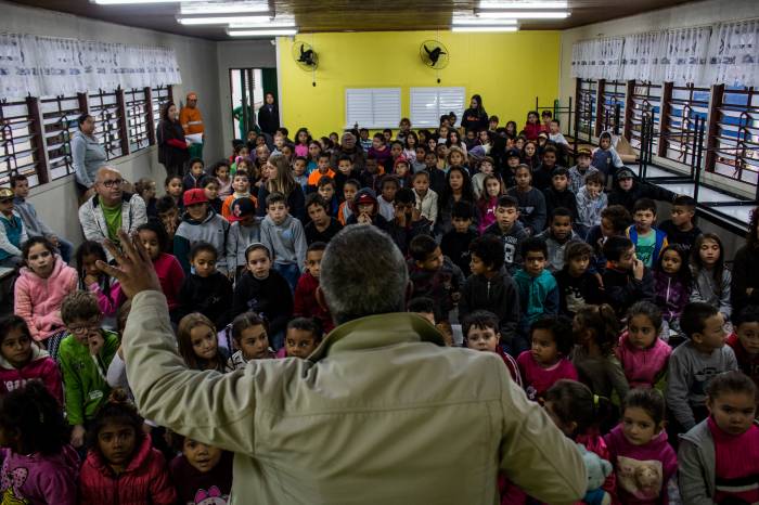 Professores e alunos participaram de atividade dedicada à educação ambiental
