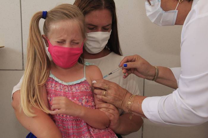 Mais de 150 crianças são vacinadas contra a Covid no primeiro dia