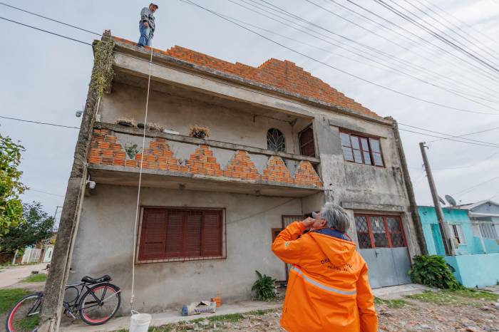 Marroni acompanha entrega de telhas no Navegantes e no Balneário dos Prazeres