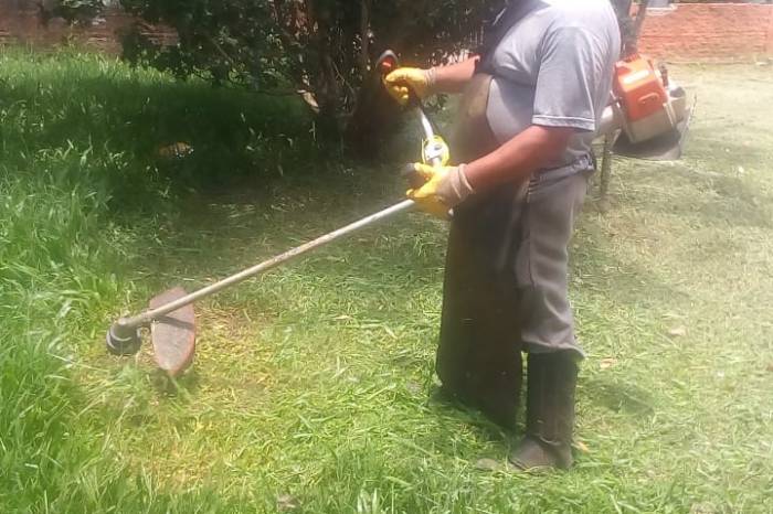 Equipes da SSUI também atuam na varrição de ruas, limpeza de valetas, pintura de meios-fios e colocação de tubulação em diversos bairros do município