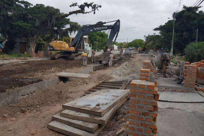O acabamento será de aço galvanizado e pedras