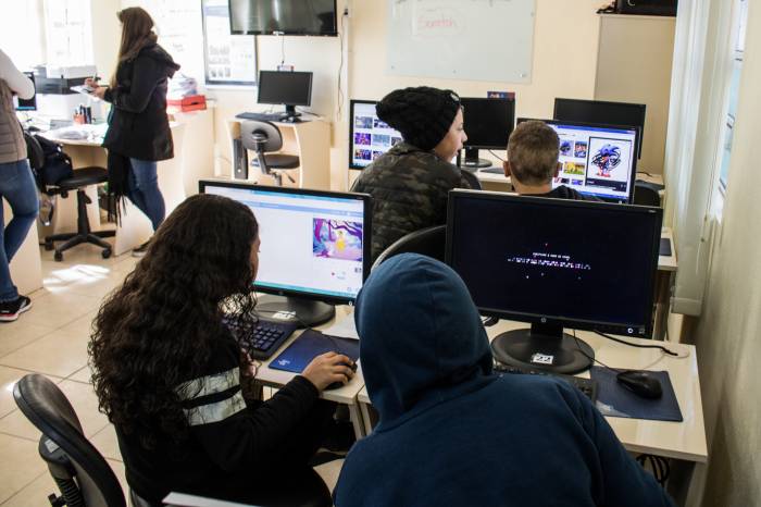 Clubes de computação criativa – parceria com a UFPel e a Rede Brasileira de Aprendizagem – também ensinam programação e eletrônica, e estimulam o raciocínio, a curiosidade e a criatividade