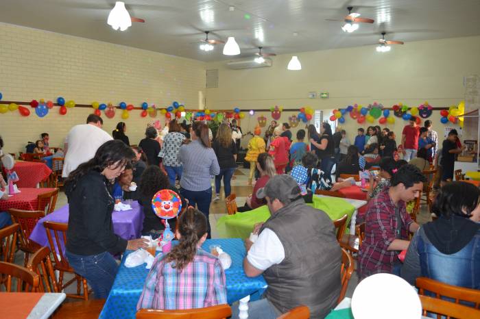 Integrantes do Tholl e a banda Jukebox Orchestra animaram o evento de forma solidária