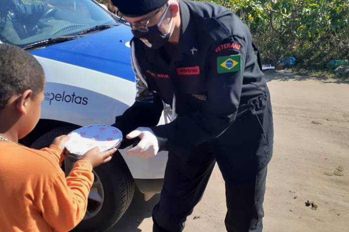 Militares veteranos e agentes da GM doaram kits de higiene e alimentação para comunidades da Balsa e do Navegantes, no domingo (17)