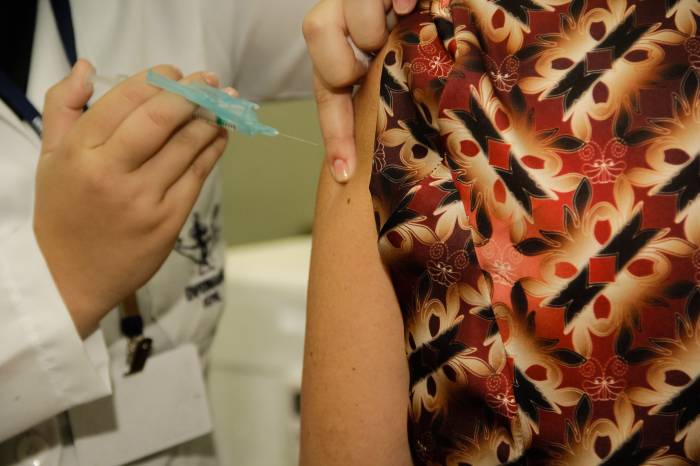 Prefeitura realiza drive-thru para vacinar idosos