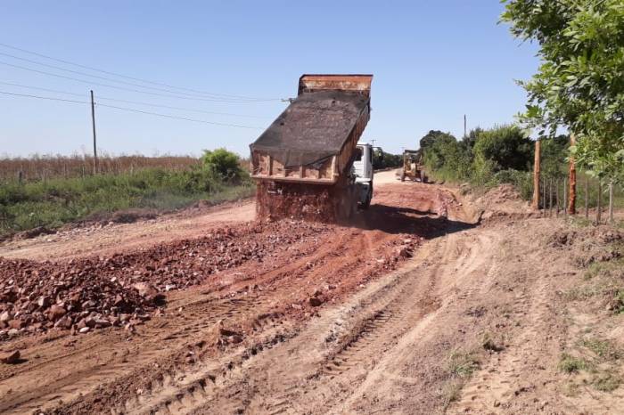 Material colocado, nesta semana, aumenta a altura do leito da via
