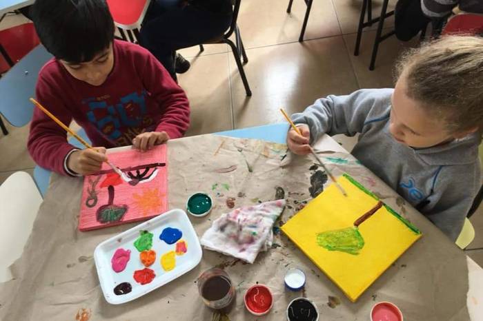 Cerca de 200 alunos do educandário municipal apresentaram as obras do projeto ‘Pequenos Grandes Talentos’