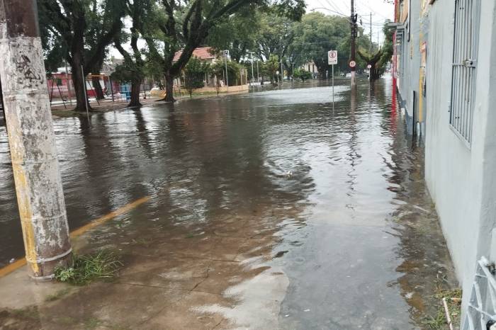 Acumulado entre terça-feira (11) e a manhã desta quarta-feira (12) foi de 65 milímetros registrados pelo pluviômetro da casa de bombas Leste