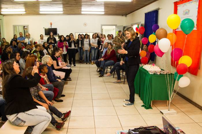 Prefeita Paula confraternizou com a equipe, pais e alunos