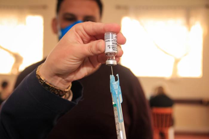 Mais de 2,6 mil pessoas recebem a vacina contra a Covid-19