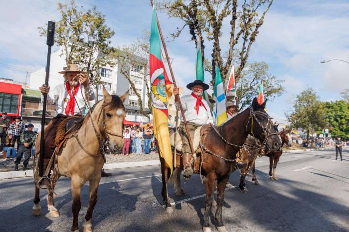 O tradicional desfile de cavaleiros reuniu aproximadamente cinco mil pessoas nas ruas