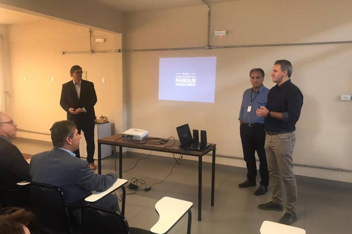 Comitiva representa a Associazioni Clust-ER Emilia-Romagna, da Itália