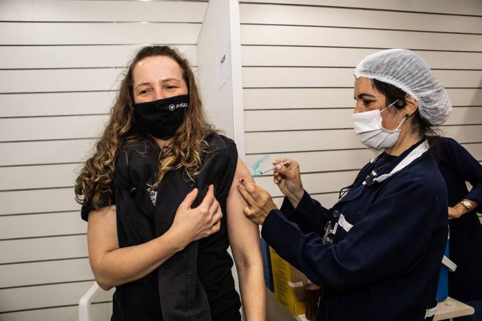 Mais de 500 pelotenses procuram vacinação no Shopping Pelotas