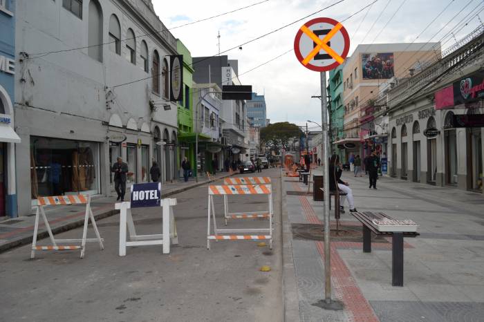 Faixas e placas disciplinam o trânsito de veículos e pedestres. Obras são fiscalizadas pela Seplag