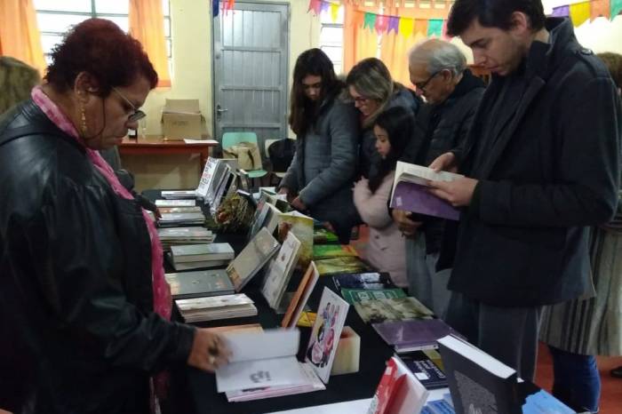 De iniciativa do projeto Bem Viver Lindóia, o evento vai inaugurar uma biblioteca na Ubai Cohab Lindóia. Sábado, o Coletivo Autores de Pelotas leva ao bairro a feira itinerante #EuLeioPelotas Por Aí