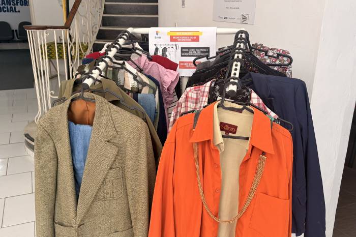 O brechó Veste Nossa Gente disponibiliza roupas e calçados gratuitamente para pessoas que precisam de peças sociais para entrevistas de emprego, apresentações e outras ocasiões.