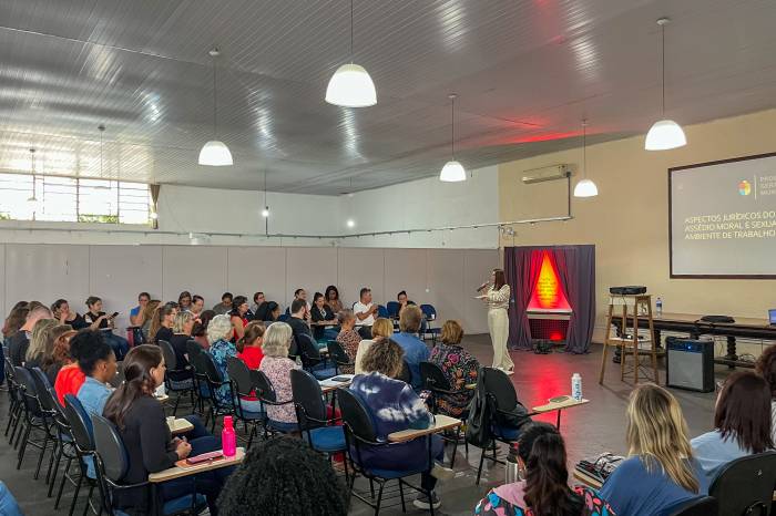 Apresentação foi realizada pela procuradora-geral do município Cristiane Cardoso, junto da secretária de Administração e Recursos Humanos, Carla Cassais