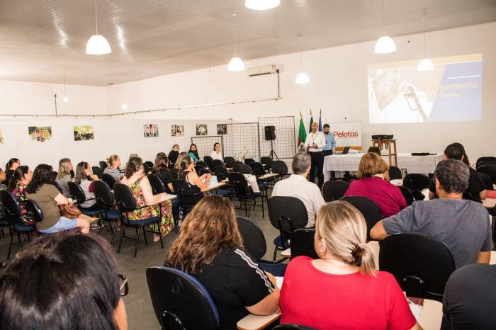 Conselhos escolares dos 58 educandários de Ensino Fundamental poderão utilizar, em vez de cheques, cartões magnéticos para usar as verbas do Plano de Aplicação de Recursos Financeiros (Parf)
