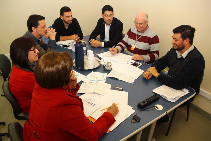 O consultor do Sebrae de Porto Alegre, André Souza Machado, prestou orientações ao grupo