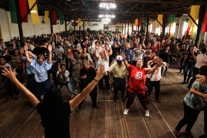Centenas de usuários dos CAPSs, familiares, amigos e profissionais confraternizaram na festa realizada no CTG Thomaz Luiz Osório