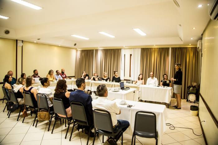 Prefeita Paula Mascarenhas assiste à apresentação da Sarh. Missão principal da pasta:  satisfação dos usuários e  modernização dos processos