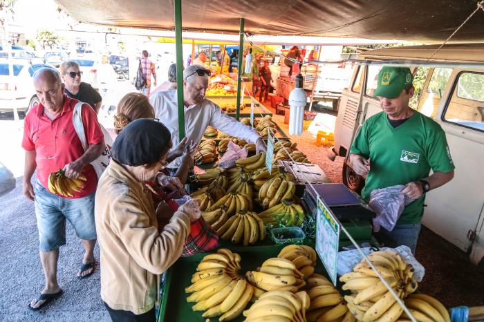 Comércio de hortifrutigranjeiros e demais gêneros já é tradição das terças-feiras na avenida Bento