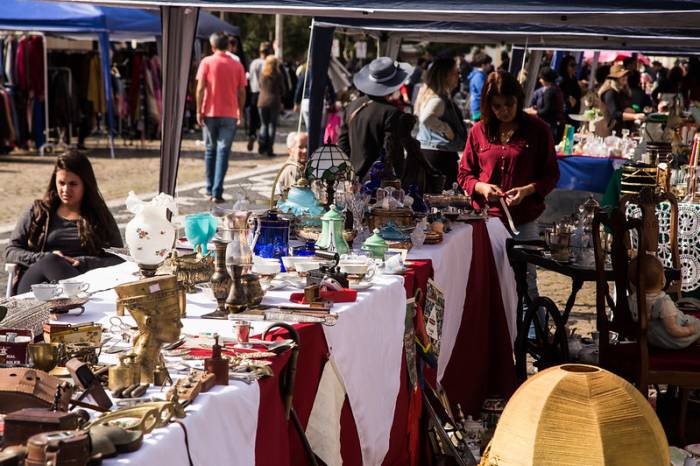 Desfiles de blocos de rua, rodas de samba e feiras de antiguidades, brechós, quilombola e alimentos movimentam a semana pelotense