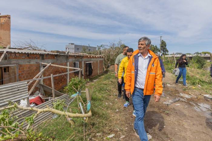 Prefeito conferiu o rastro de destruição deixado pelo evento climático extremo no bairro Simões Lopes e Navegantes na nesta segunda-feira (21)
