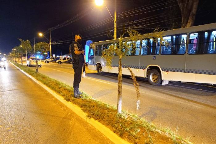 Forças de segurança estiveram em estabelecimentos comerciais para garantir o cumprimento de regras estabelecidas em decretos de enfrentamento à pandemia.