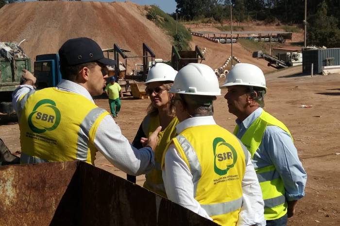 Acompanhada de secretários, prefeita verificou o processo de transformação de restos de obras em materiais reutilizáveis