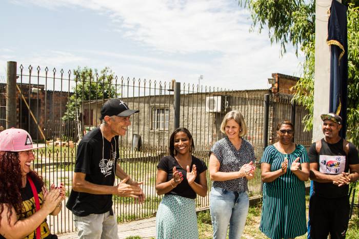 Prefeita Paula Mascarenhas esteve com amigos, familiares e admiradores da artista, nesta sexta, para a inauguração da placa que eterniza o legado da pelotense