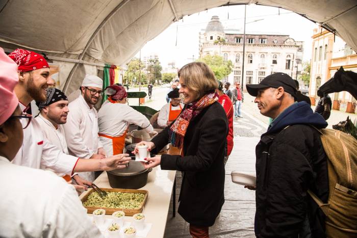 Integrando a Semana Farroupilha, Prefeitura, Senac e empresas parceiras ofereceram 300 porções da comida típica
