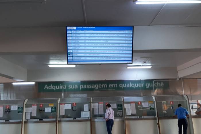 Em uma tela de 65 polegadas, é possível consultar a empresa, os horários de saída, os destinos, e outras informações sobre a viagem