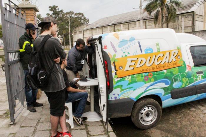 Cem estudantes recebem instruções de educação ambiental