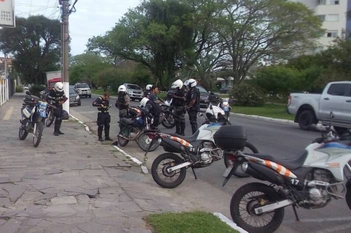 Durante a ação, efetivo efetuou uma prisão por porte ilegal de arma e recolheu quatro veículos