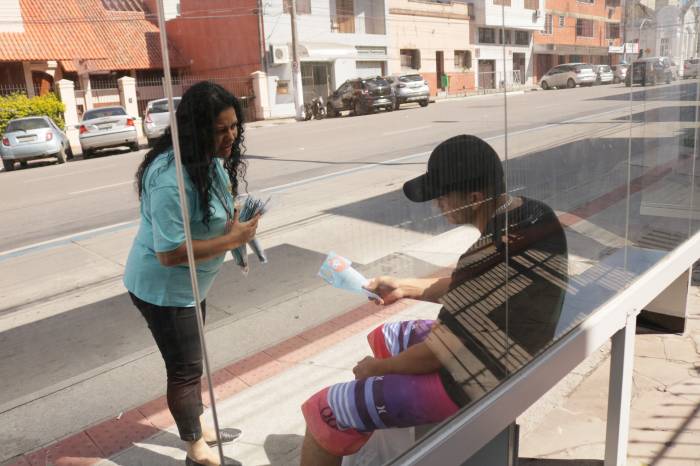 Assistentes sociais da Secretaria de Planejamento e Gestão distribuem panfletos com esclarecimentos