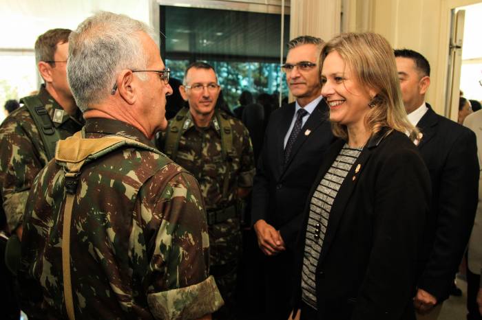 Prefeita prestigia despedida do general Dahmer e chegada do general Ernesto de Lima Gil