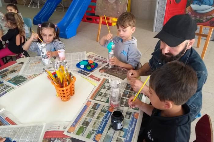 Atividade com artista plástico antecede a 4ª Mostra de Artes organizada pela escola do Arco-íris