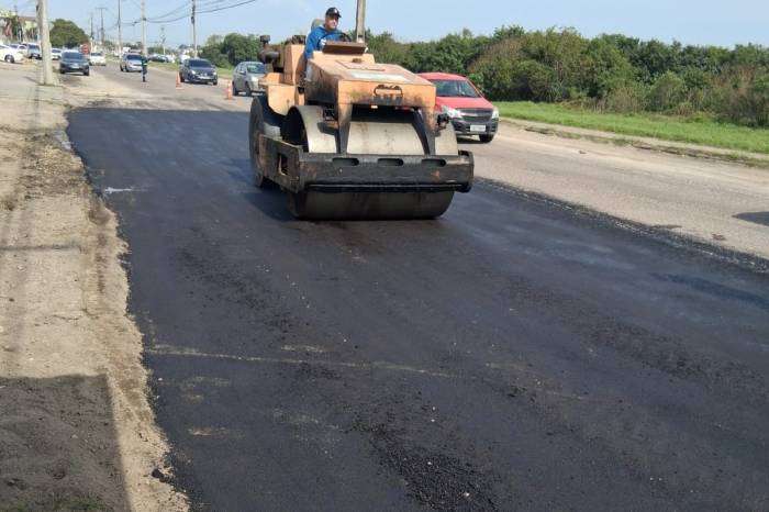 Equipe da Secretaria de Obras e Pavimentação usou 17 ton de CBUQ para melhorar as condições da via que leva ao Arco-íris