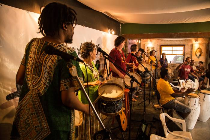 Casa da Tambor recebeu grupos de cultura afro que irão se apresentar sábado e domingo no palco armado no Largo do Mercado