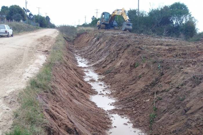 Escavadeira hidráulica foi utilizada no envaletamento de 2,3 quilômetros da via