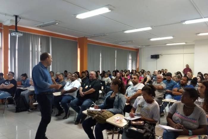 Prevenção, aspectos psicológicos e legislação foram temas debatidos, nessa terça, com estudantes e profissionais da área da saúde