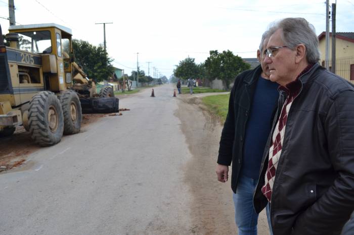 Rua liga as avenidas Fernando Osório e Zeferino Costa, apresentando tráfego intenso e servindo de rota aos ônibus