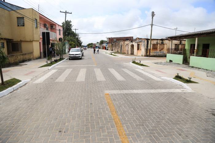 Prefeita faz caminhada no bairro e entrega à comunidade as vias transformadas
