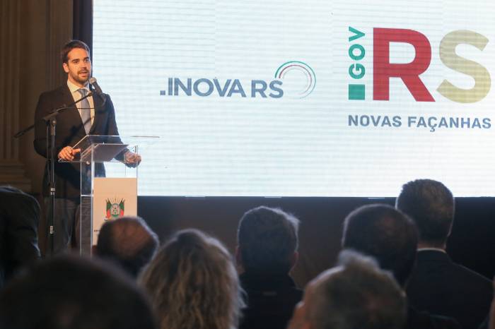A solenidade no Palácio Piratini reuniu representantes de vários municípios gaúchos