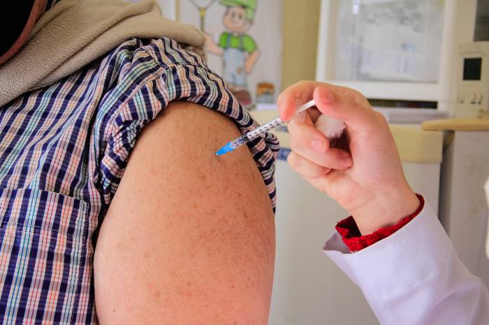 Pelotas imuniza mais de 1,6 mil pessoas de dois grupos prioritários