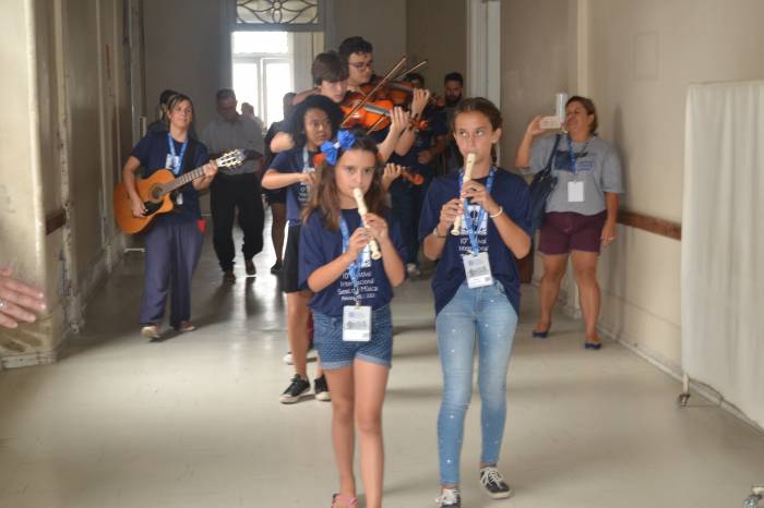 Estudantes tocam para pacientes do hospital, dentro da programação do 10º Festival Internacional Sesc de Musica