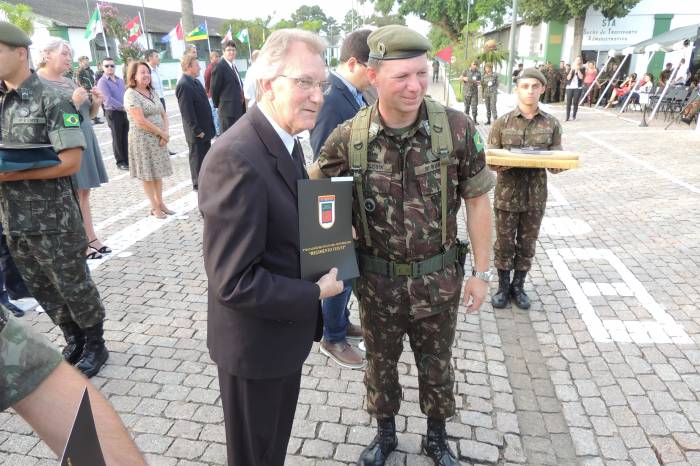 Diploma de Amigo é entregue ao prefeito em exercício e representantes municipais