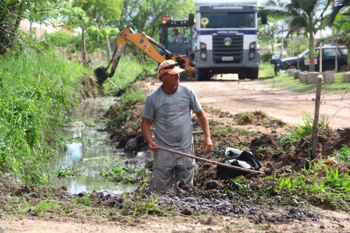 Oito caminhões caçamba e sete retroescavadeiras fizeram parte de ação realizada pela Prefeitura no bairro. Ao todo, 32 cargas de entulhos foram recolhidas pelas equipes
