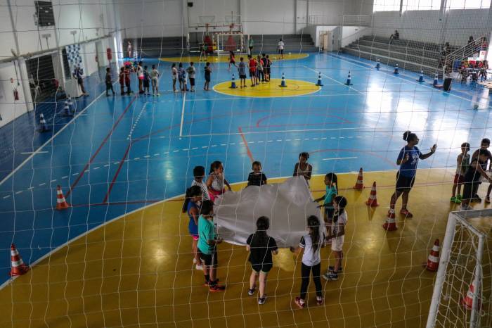 Entre os mais de 60 espaços que sediam atividades esportivas gratuitas da Prefeitura, o ‘Karosso’ é o maior deles, promovendo aulas de dança, futsal, vôlei, taekwondo, entre outras modalidades